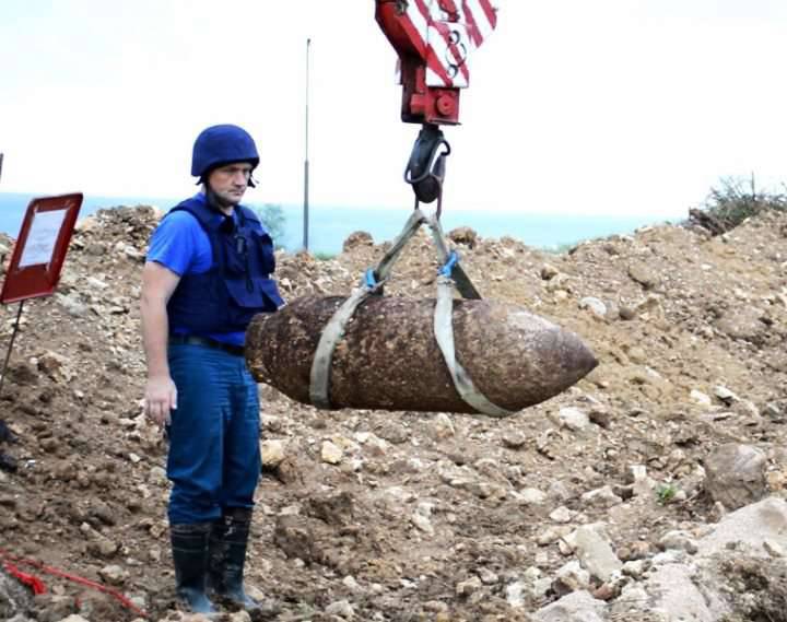 Le situazioni del Ministero delle emergenze libereranno la Crimea, l'Ossezia meridionale e la Serbia da oggetti esplosivi