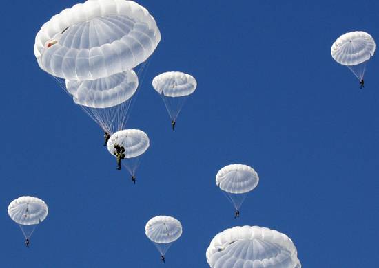 Paraquedistas russos participam de uma competição para soldados das forças especiais em Vitebsk (Bielo-Rússia)