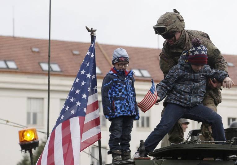 Neden her zaman bir Amerika? (Parlamentnilisty.cz, Çek Cumhuriyeti)