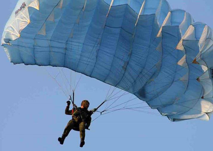 Des spécialistes russes apprennent aux parachutistes biélorusses à utiliser le système de parachutistes Arbalet