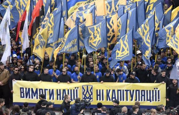 O trabalho não é um lobo ... Milhares marcha de radicais no centro de Kiev