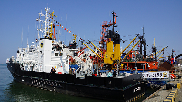 La bandiera di Sant'Andrea è issata sopra la nuova nave idrografica della flotta del Pacifico nel porto di Korsakov