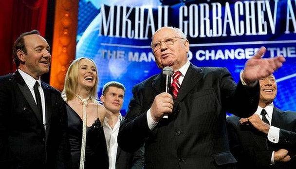 Kiev, Mikhail Gorbachev'in Ukrayna'ya 5 yıllığına girmesini yasakladı