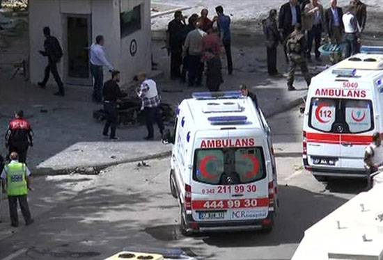 Minando um carro-bomba em uma delegacia na província de Diyarbakir (Turquia)