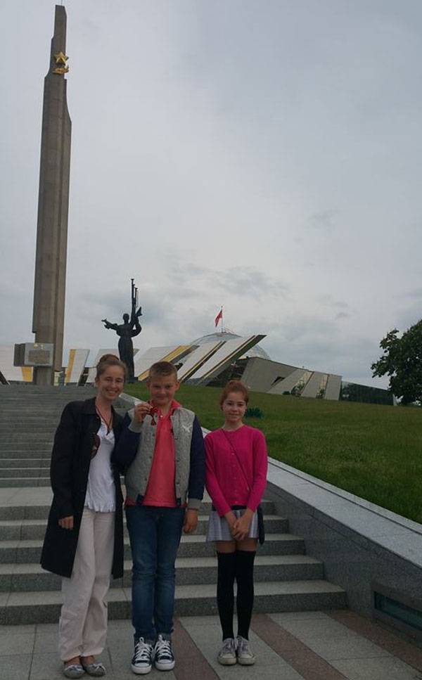 Un hombre de negocios ruso persuadió a su madre e hija, quienes fueron atacadas por radicales en Kiev el 9 de mayo en Kiev, a abandonar Ucrania.