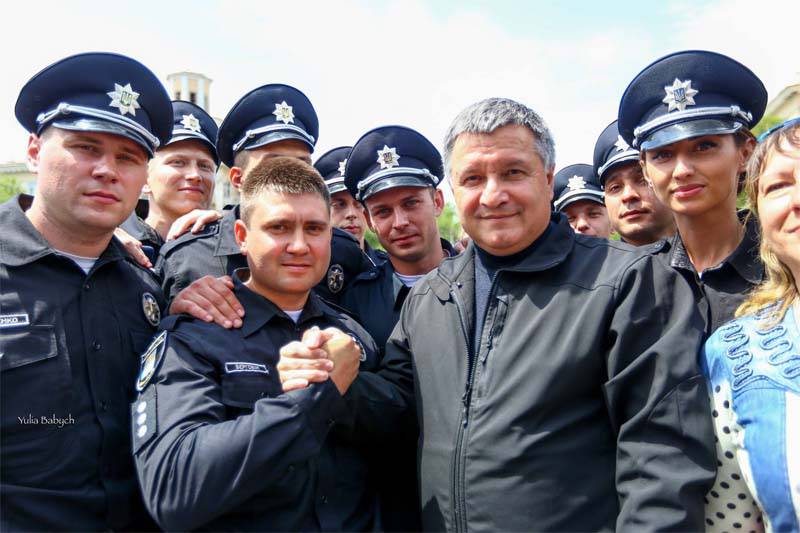 Avakov crea la "policía de patrulla ucraniana" para ... Donetsk, Lugansk y Crimea