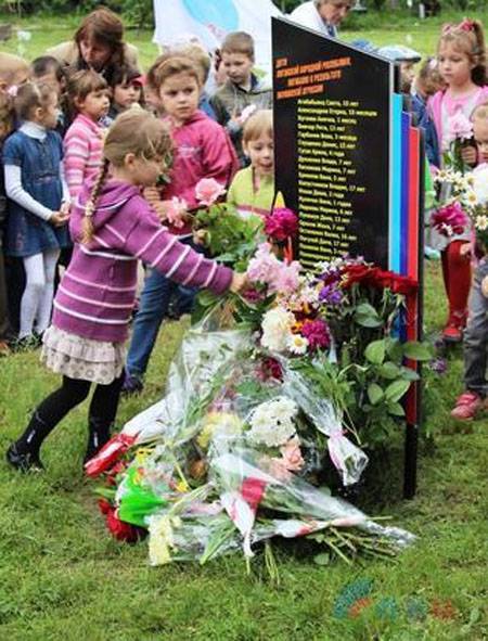 Kiev saldırganlığı sonucu ölen çocukların anısına Lugansk'ta bir miting düzenlendi