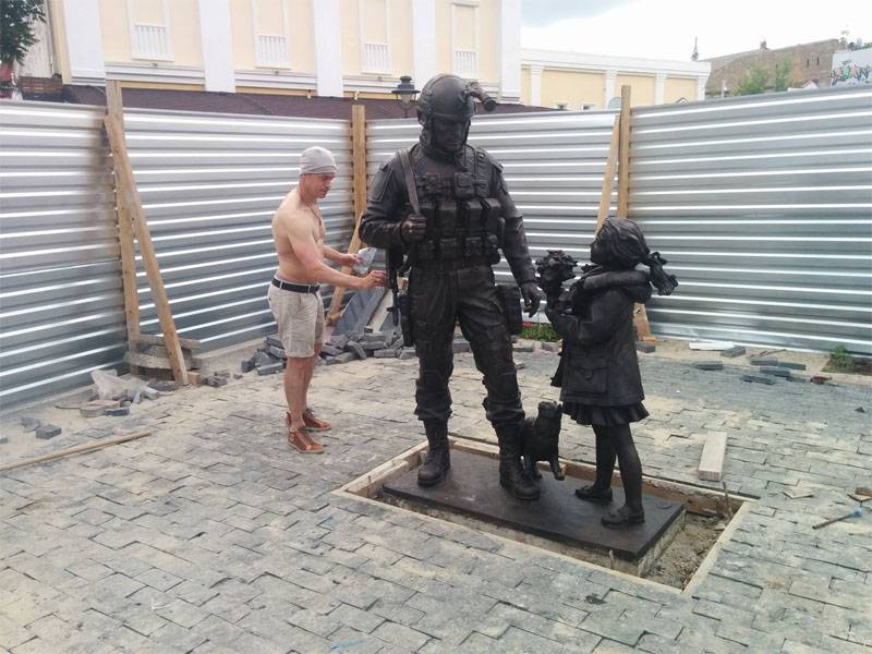 I Simferopol, den 11 juni, kommer ett monument över artiga människor att invigas officiellt