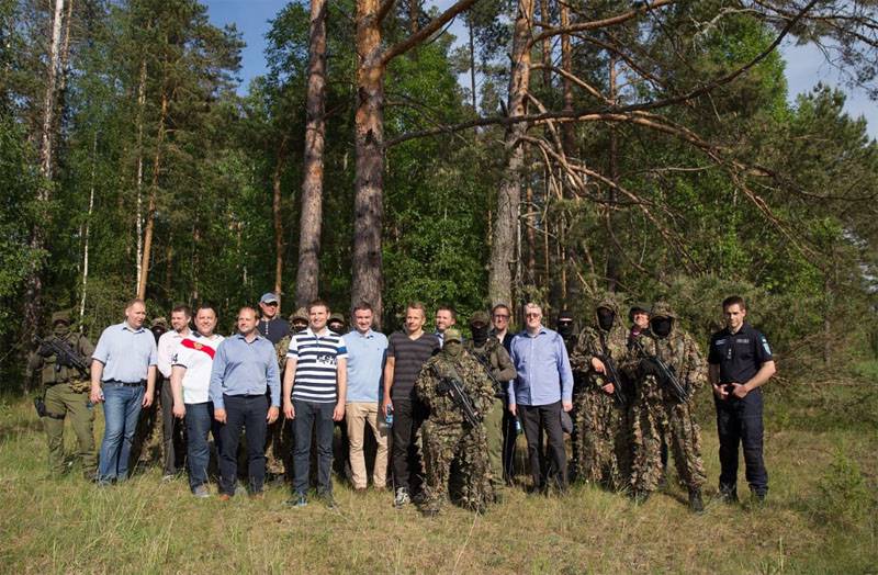 Des membres du gouvernement estonien inspectent la "frontière orientale de l'Europe et l'OTAN"