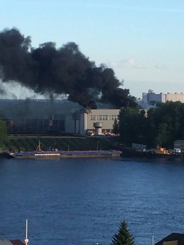 Incendio en el barrendero Georgy Kurbatov, que se está construyendo en San Petersburgo, apagó