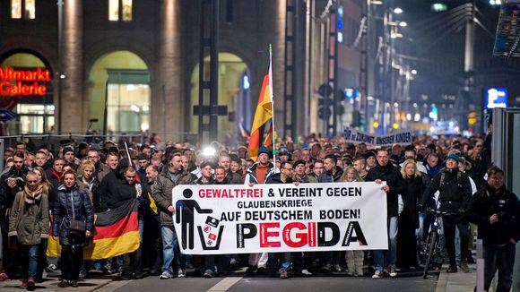 图6。 Pegida活跃分子在柏林的街道上