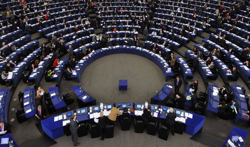 En el Parlamento Europeo propuso cancelar las sanciones personales contra los jefes de la FSB y la SVR