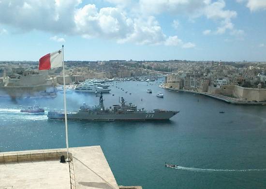 Der Schütze "Jaroslaw der Weise" füllte die Reserven im Hafen von La Valletta (Malta) auf