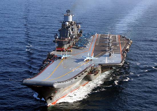 L'incrociatore di aerei Admiral Kuznetsov si trova su una botte durante l'incursione nel Mare del Nord