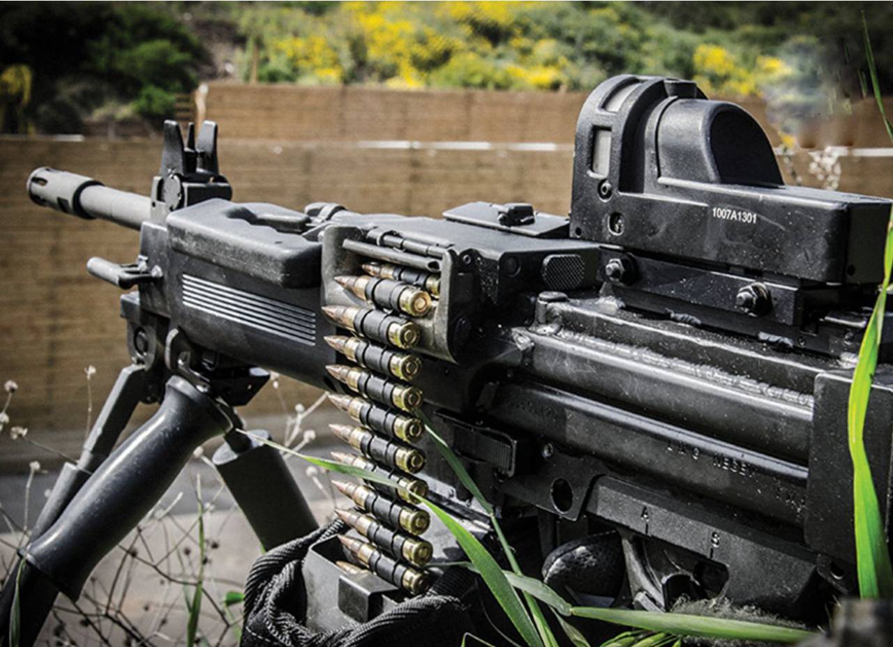 Un Fusil Ak 47 Moderne Et Tactique Présenté Dans Un Environnement Militaire  De Haute Technologie Avec Des Accessoires Avancés