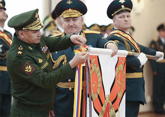 Sergey Shoigu ha assegnato l'Ordine di Zhukov all'Accademia di artiglieria militare Mikhailovsky