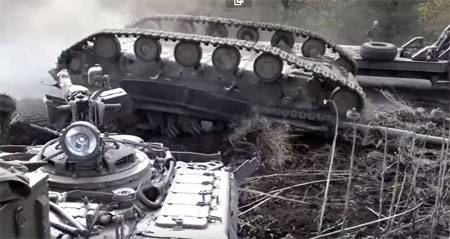 Мастер-класс от украинских силовиков: "Как перевернуть танк?"