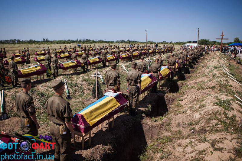 Poroschenko unterzeichnete ein Dokument, das nahe Verwandte von Militärangehörigen, die in der ATO-Zone starben, von der Mobilmachung ausnahm