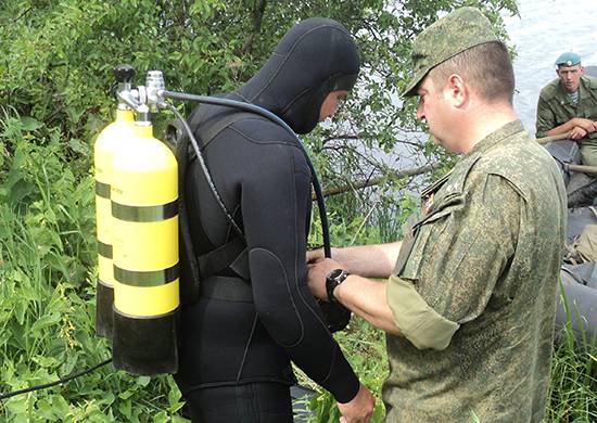 Rjasaner Fallschirmjäger versuchen sich als Taucher