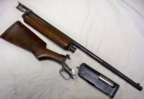 Itselatautuva haulikko Winchester Model 1911 (USA)