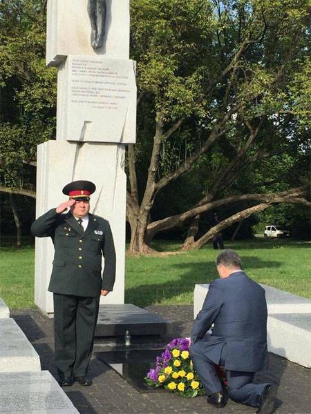 Petro Poroshenko elogiando Bandera ajoelhou no memorial polonês às vítimas do massacre de Volyn