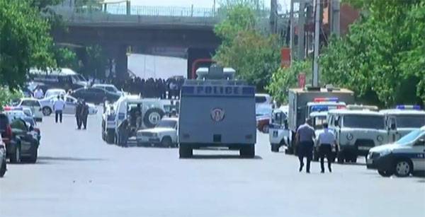 Armed men seize police building in Yerevan