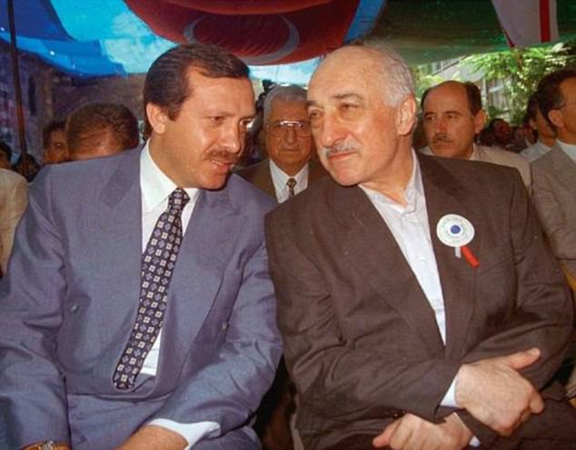Turc décomposé. Prédicateur Gülen, "structures parallèles" et tentative de coup d'Etat