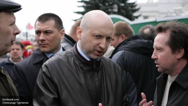 Турчинов заявил о возможном введении военного положения на Украине