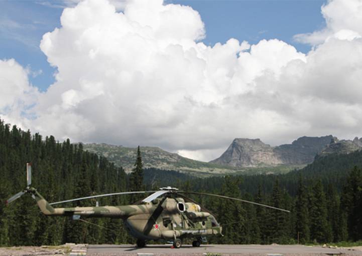 シベリアの老人信者がロシアの軍人にタイガ山での生存を教えています。