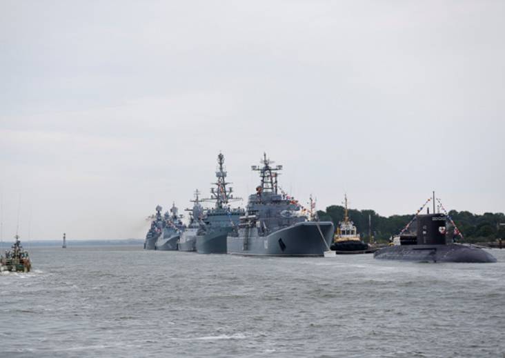 The formation of the parade of ships began at the Baltic Fleet