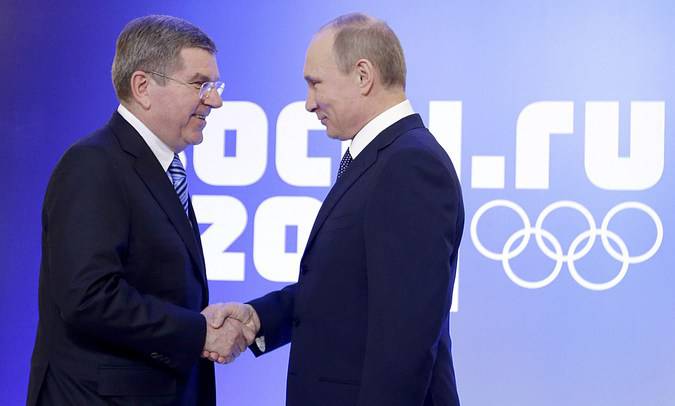 A edição alemã chamou o chefe do COI Thomas Bach "poodle de Putin"