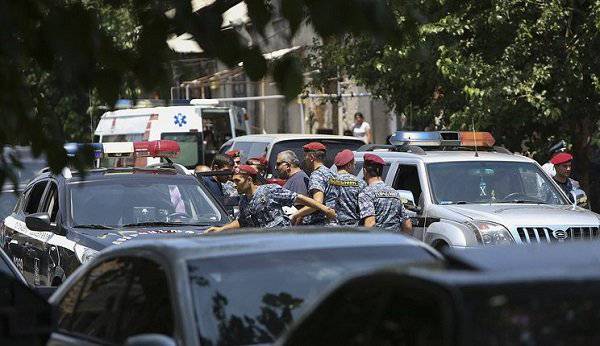 Militantes en Ereván tomados como rehenes por trabajadores de la salud