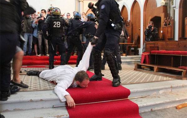 Moderne Demokratie auf Französisch: Christliche Priester von der Polizei geschlagen