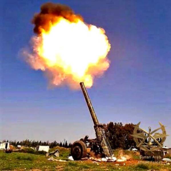 A szíriai hadsereg 240 mm-es aknavetőt lő ki Aleppó közelében