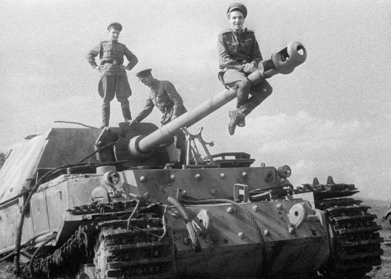 "قوس آتش". روز شکست نیروهای آلمانی توسط نیروهای شوروی در نبرد کورسک