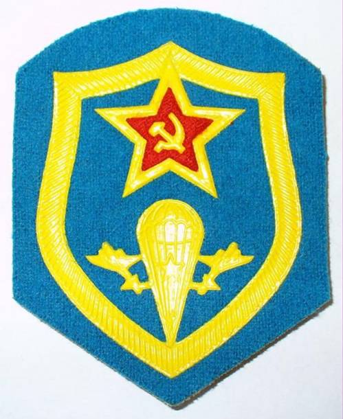 قال بوروشنكو إنه في اتحاد الجمهوريات الاشتراكية السوفياتية كان الجمع بين اللونين الأصفر والأزرق يعتبر جريمة