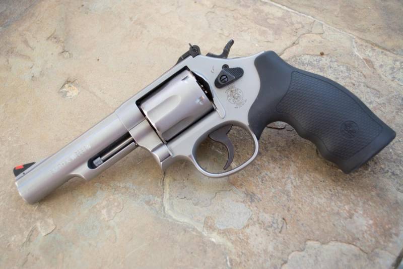 Smith & Wesson Model 66 револьвер