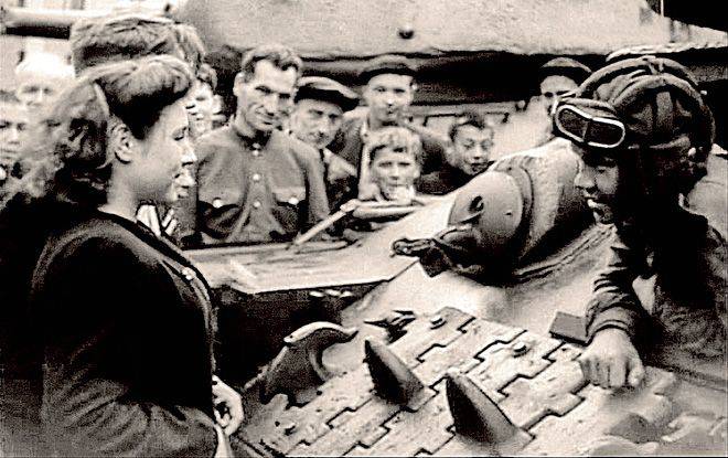 În urmă cu 70 de ani, Divizia a 4-a de tancuri de gardă Kantemirovskaya a mărșăluit prin Piața Roșie în formație de paradă