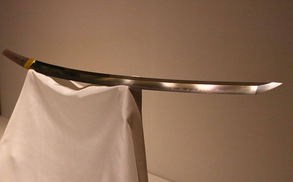 Una katana samurai in acciaio a grandezza naturale lunga…