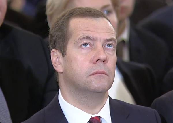 "Медведев расписался в экономической безграмотности" "Медведев расписался в экономической безграмотности"