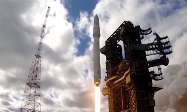 Открытие международной недели космоса и видео ракетных стартов