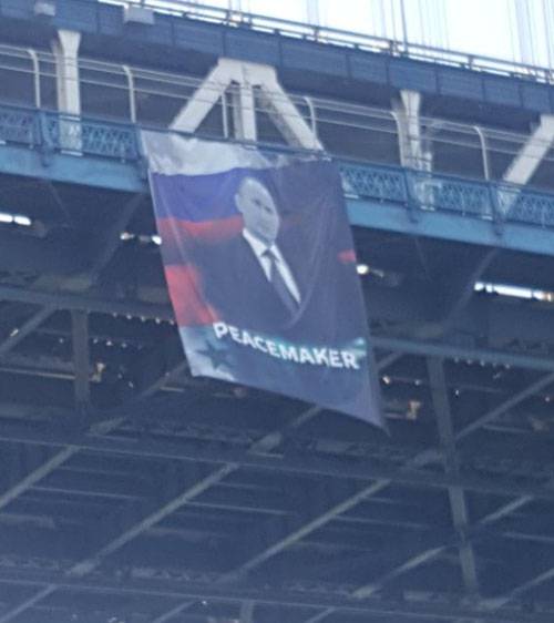 Porträt von Wladimir Putin mit der Aufschrift "Friedensstifter" begeistert New York