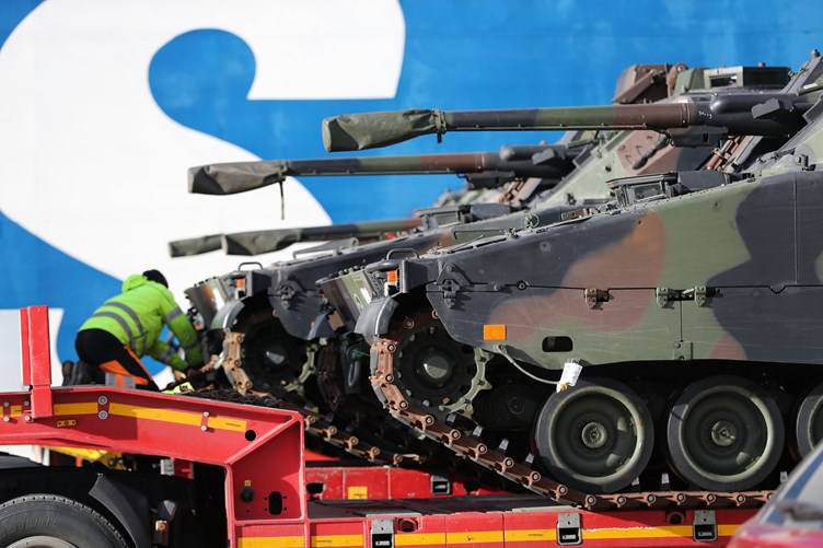 De eerste CV9035NL Mk III infanteriegevechtsvoertuigen arriveerden vanuit Nederland in Estland