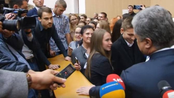 Неудобные вопросы в адрес Порошенко отправят украинского студента в "АТО"