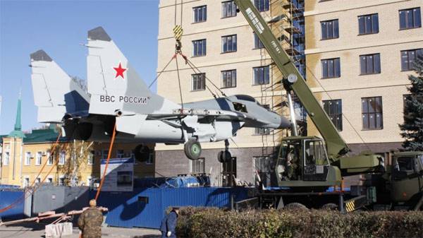 "Соколы России" передали новому воронежскому мемориалу МиГ-29
