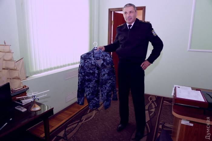 ウクライナ海軍の人員は、アメリカの水兵の作業服を彷彿とさせる新しい制服に着替えます