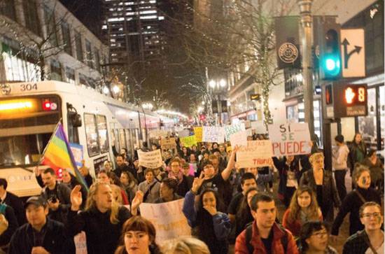 Le proteste contro l'elezione di Trump a presidente raccolgono slancio negli Stati Uniti