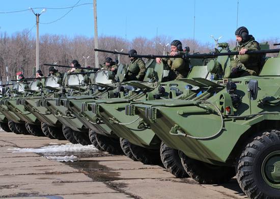 50 BTR-82A 이상이 우랄에 탱크 부대가있는 서비스에 진입했습니다.