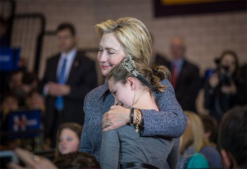 Loser Clinton called on to protest the election results