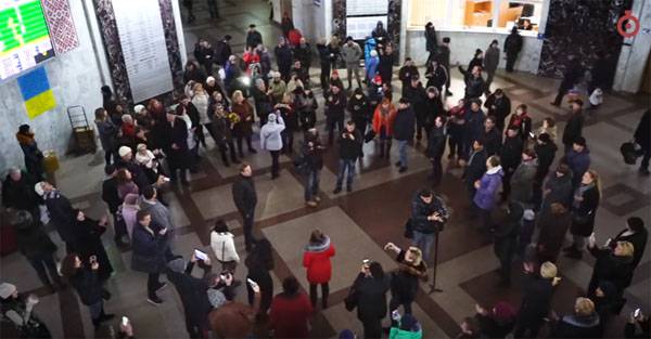 На вокзале Одессы исполнили "Смуглянку", а в Москве - "Распрягайте, хлопцы, коней"